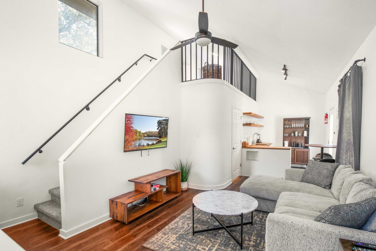 6th Street Mansion + Cottage | Walk Downtown