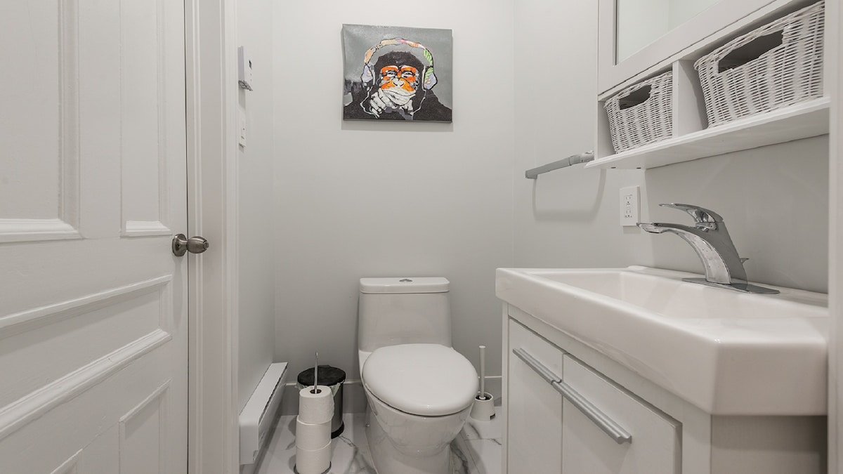 DOWNTOWN MONTREAL 12 BEDROOMS 6 BATHROOM SLEEPS 48 gallery image 5