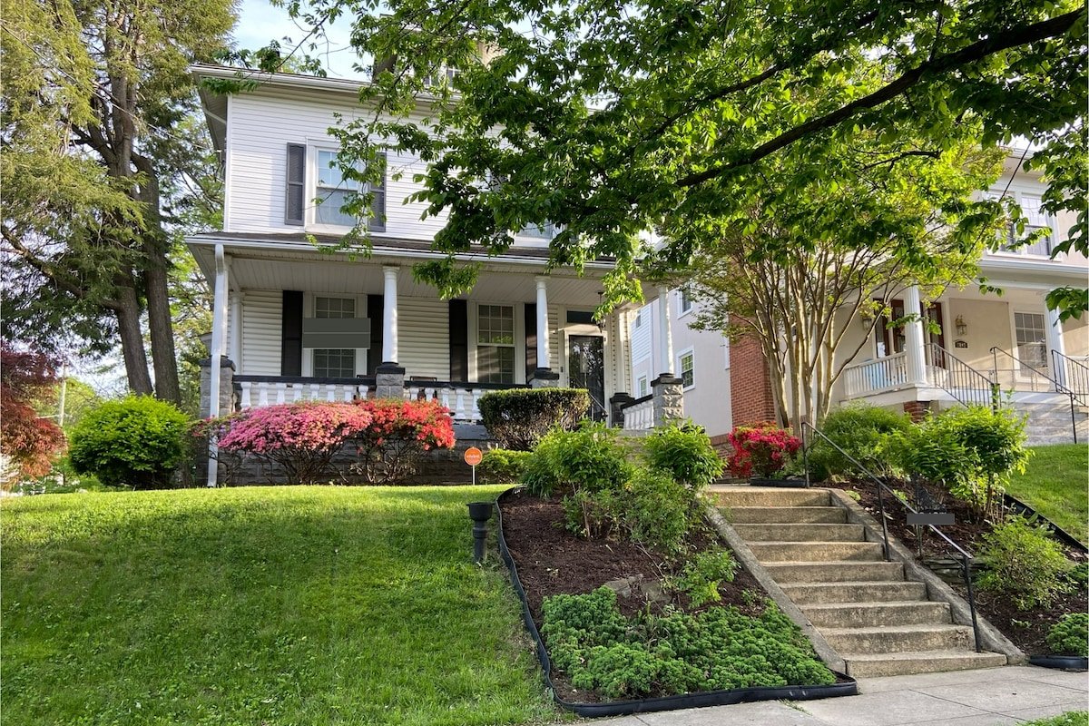 Spacious single family w/ free parking gallery image 2