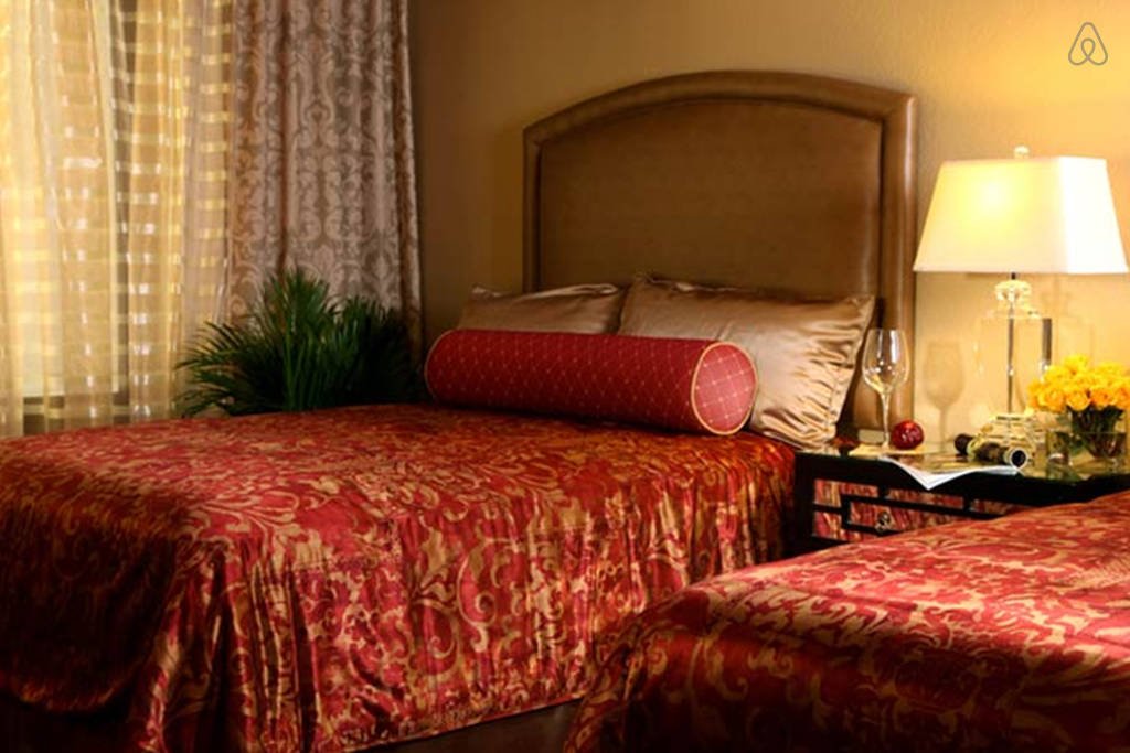 2 Bed, 2 Bath Suite in the Center of the LV Strip! gallery image 5