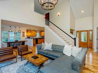 The Eclaire | 4500 sqft 3-Story Home | 16 Guests