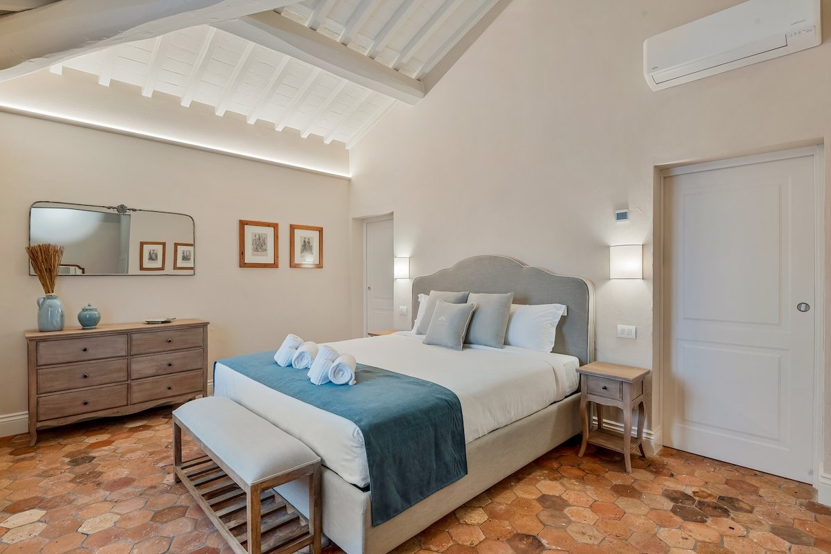 Golden Luxe, Diamond in the Hills + Pool & Jacuzzi gallery image 2