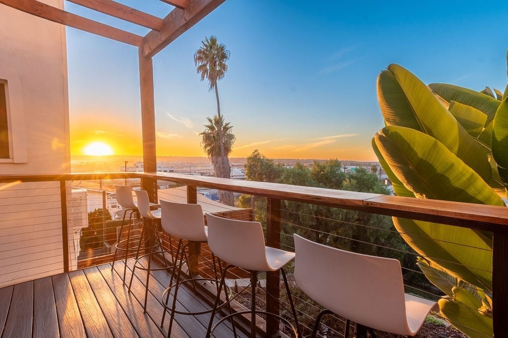 Lux Escape 3 • Views, 2 Hot Tubs, Games, Mini Golf gallery image 5