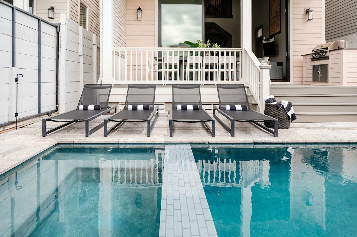 Luxe 7 Bedroom Home | Heated Pool & Spa gallery image 2