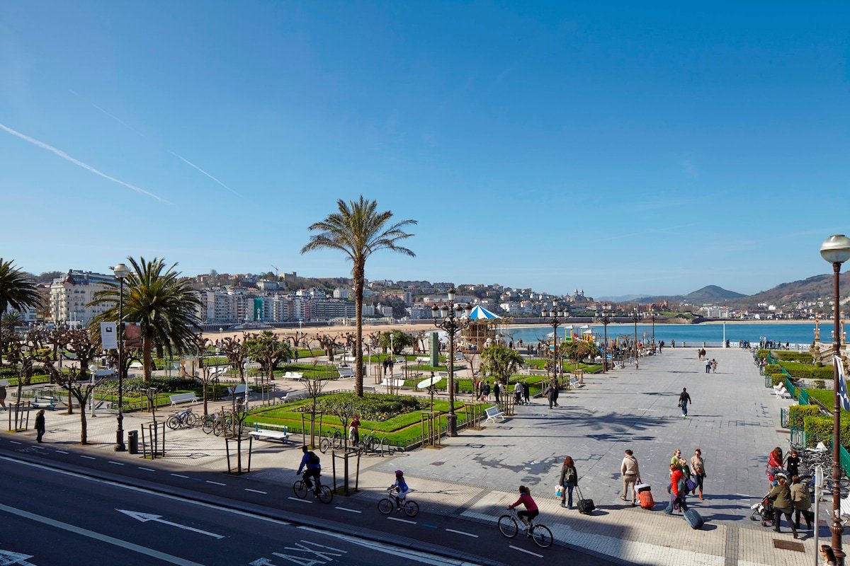 Playa de La Concha 4 by FeelFree Rentals gallery image 4