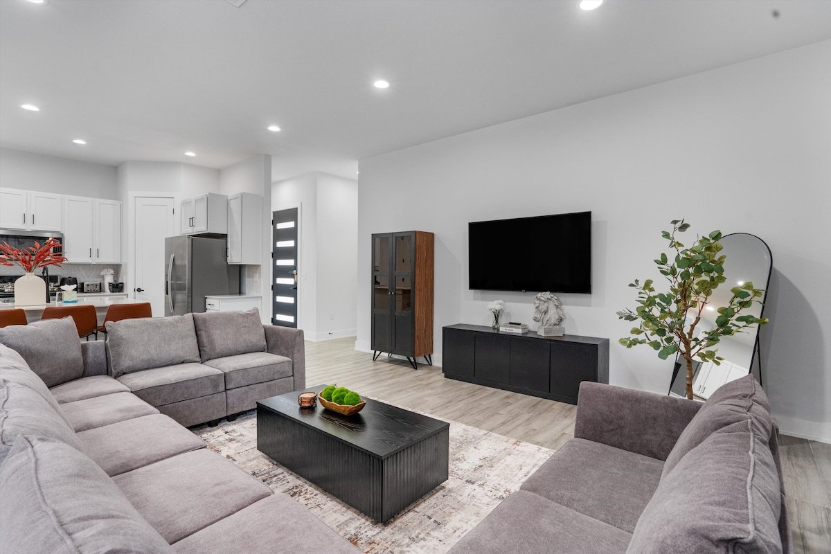 Up to 12 Guests – Luxury Downtown Access – Modern gallery image 3