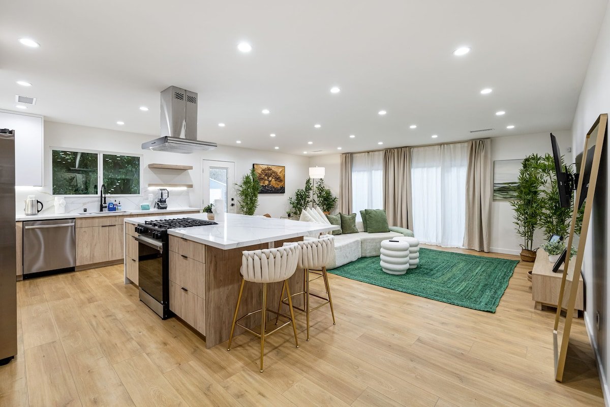 Getaway Oasis by Universal Studios | 4 BR / 4.5 BA gallery image 3