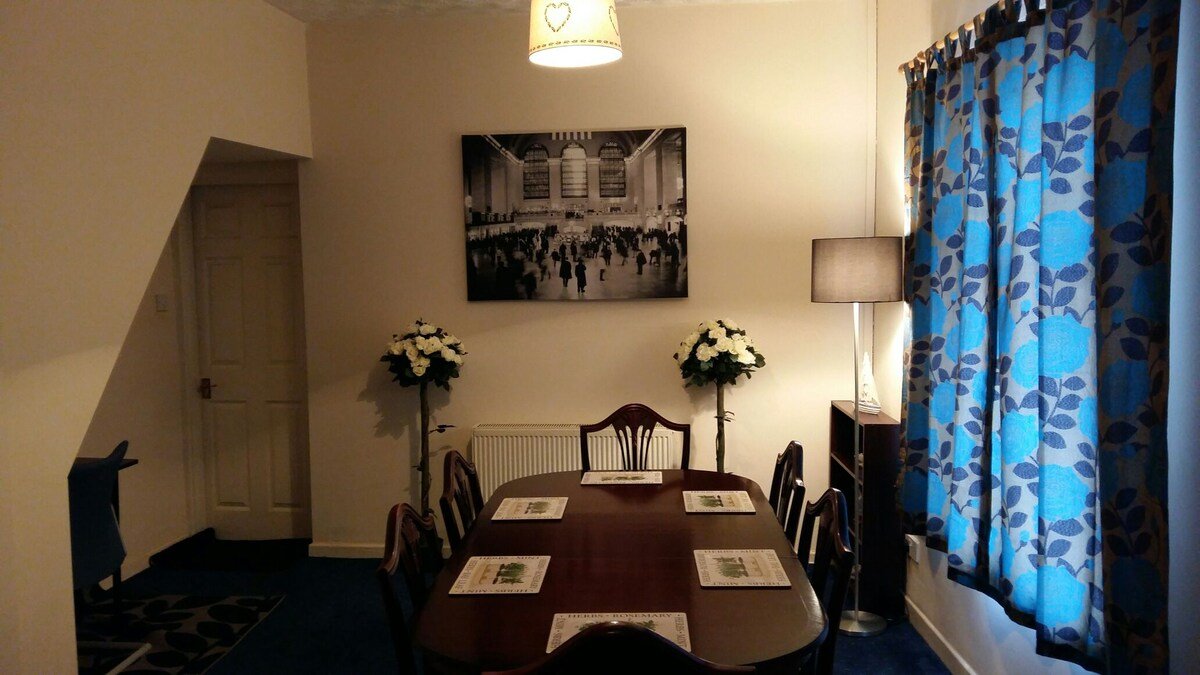 3 Bedroom House Manchester Centre/ 宽敞的家庭住宅 gallery image 3