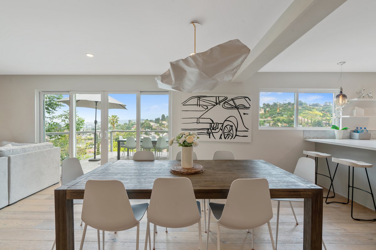 Panoramic LA Views – Modern & Cozy Retreat