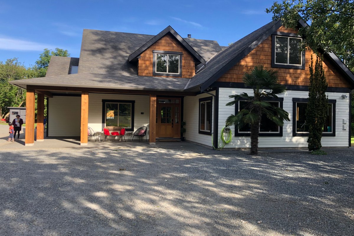 5 BR Farmhouse w/ Pool & Hot tub