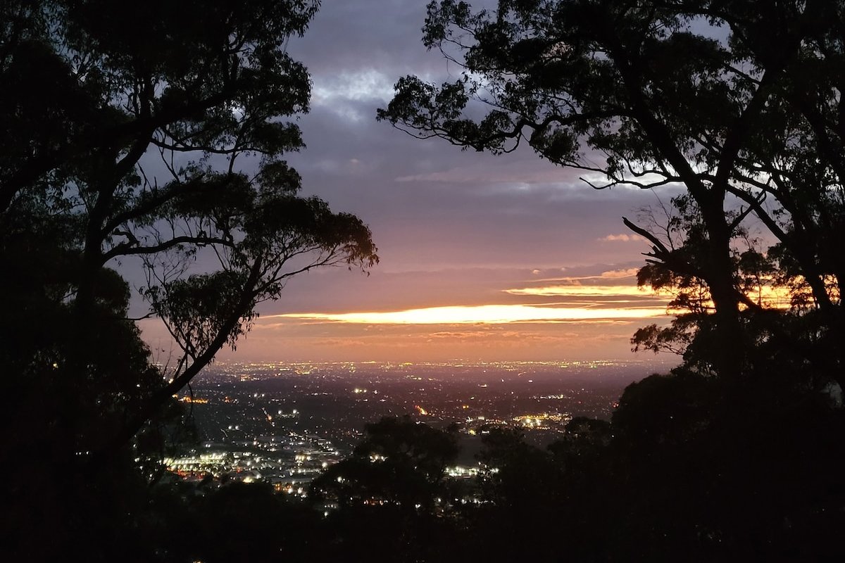 Secluded 6 bedroom home with stunning views. gallery image 2