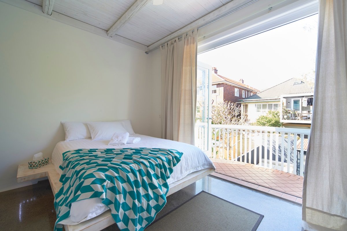 Jet Flamingo: Rockstar Villa gallery image 2