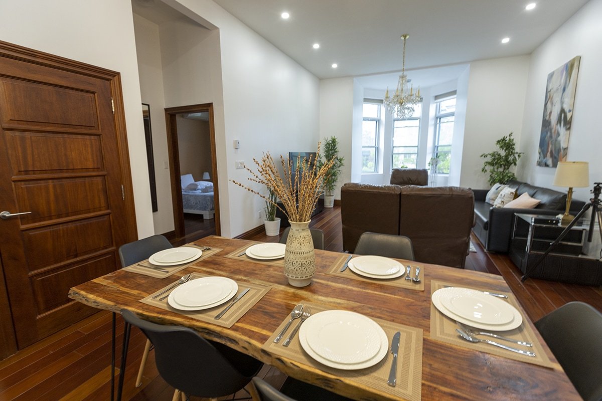 High ceilings open space perfect for group gallery image 2