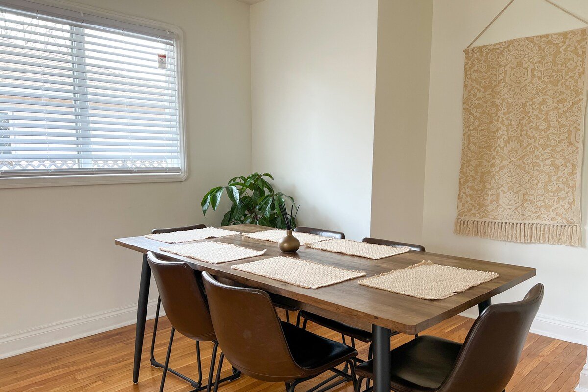 Central 3-Bedroom Mid-Century Modern Bungalow gallery image 4