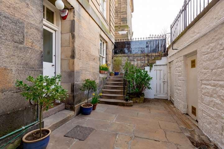 4 bed Georgian town house with lovely garden gallery image 3