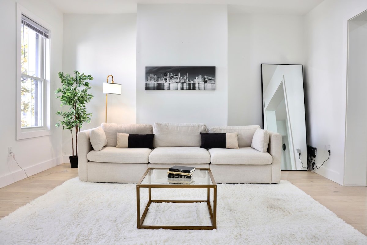 15 min to NYC! NEW Private Luxury 4BDR Home! gallery image 2