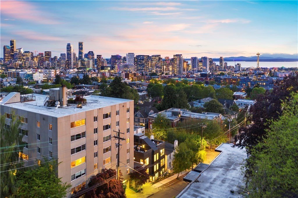 Duplex 4 BR With Rooftop views of Space Needle gallery image 4