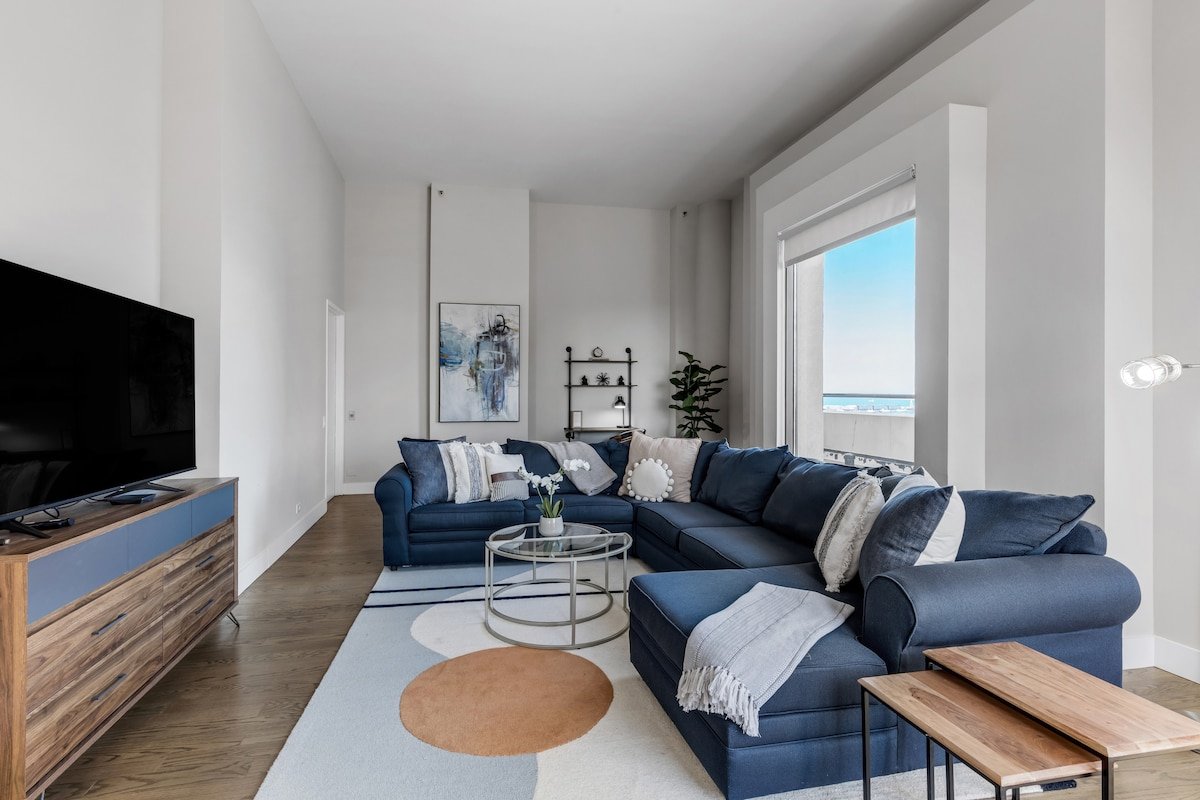 Dtown Penthouse 11+Parking, Gym, Pvt Patio, Pool gallery image 3