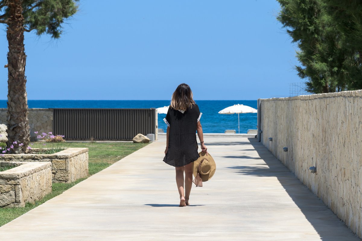 Athina Luxury Villa, with Pool & Walk to the Beach