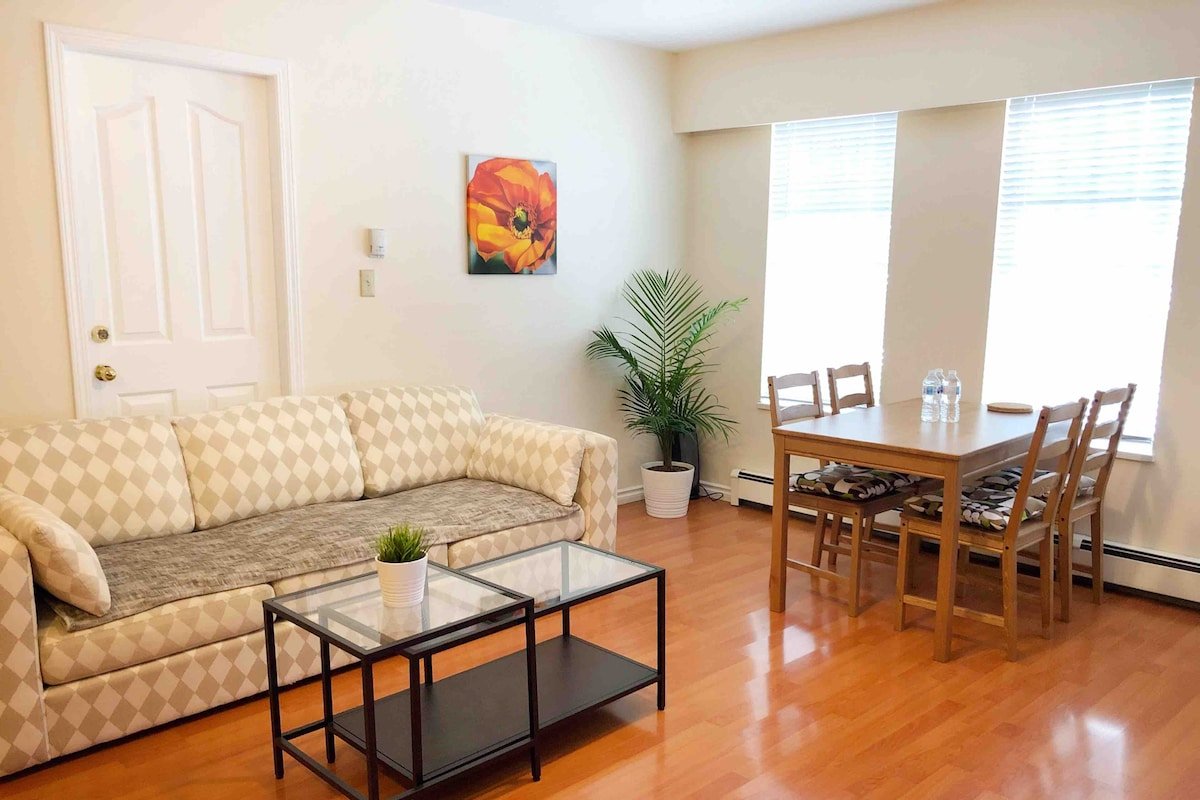 Clean Family Home Central Near Downtown & Airport gallery image 4