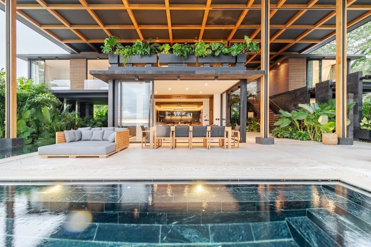 Luxury Estate · Amazing ocean Views · 19 guests gallery image 4