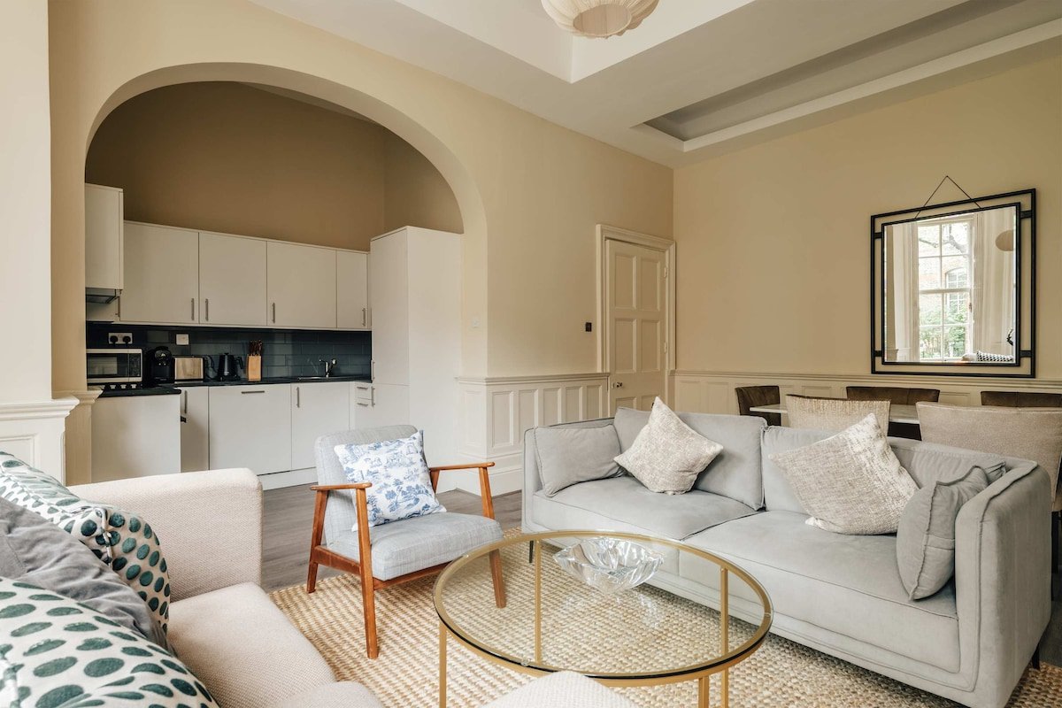 The Portrait Chamber: Elegant 3BR in Knightsbridge gallery image 3