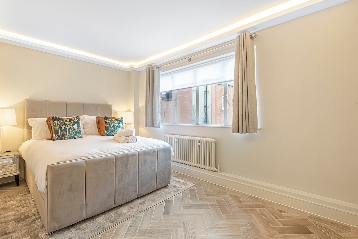 Elegant 2BD Knightsbridge Retreat Steps to Harrods gallery image 2
