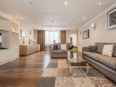 South Kensington Deluxe Two Bedroom Apartment