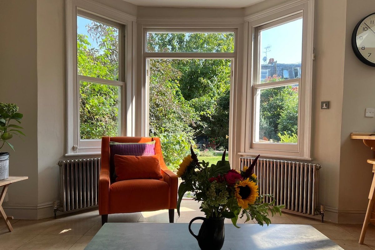 Cheerful 6 bedroom home in leafy Fulham. gallery image 2