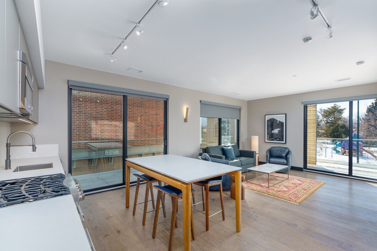 Stylish Getaway w/ Balcony & Scenic Mountain Views gallery image 5