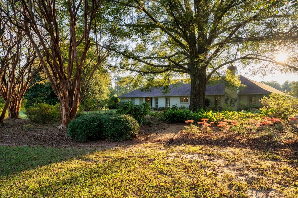 The Howell House: 5BR Countryside Retreat gallery image 5