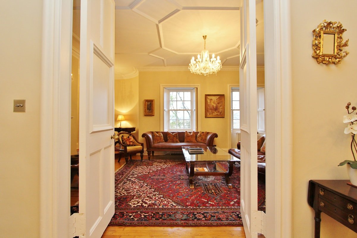 Gorgeous 3-Bedroom Apt Next to Castle & Royal Mile gallery image 3