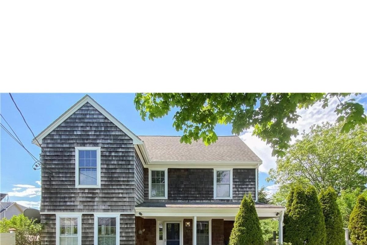 Newport/Middletown Beach House .3 mi to 1st beach! gallery image 2