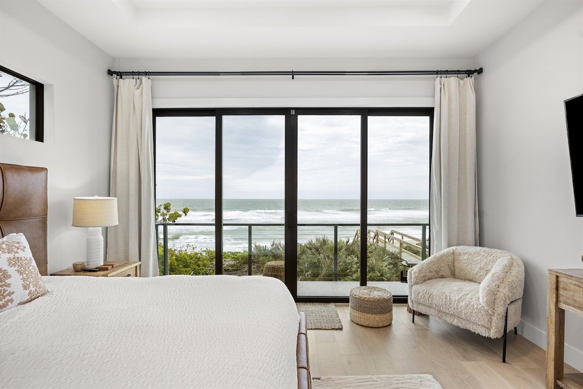 Melbourne Beachfront Pool & rooftop deck Sleeps 20 gallery image 3