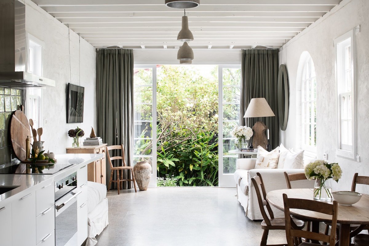 Henry’s on Balfour – Historic understated luxury gallery image 2