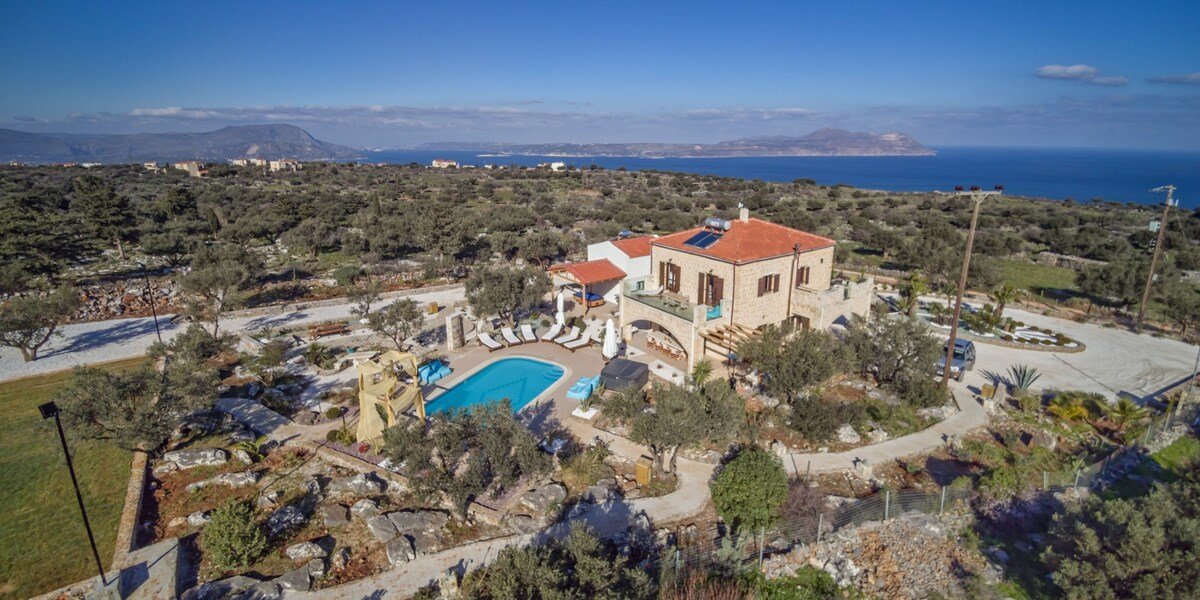 Lux Villa★Heated pool★Outdoor Jacuzzi★BBQ &Seaview gallery image 2