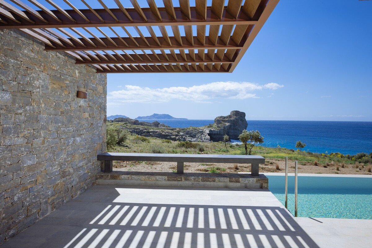 Sea front villa with private access to the sea gallery image 4