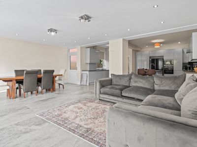 Luxurious 4 bedroom family home