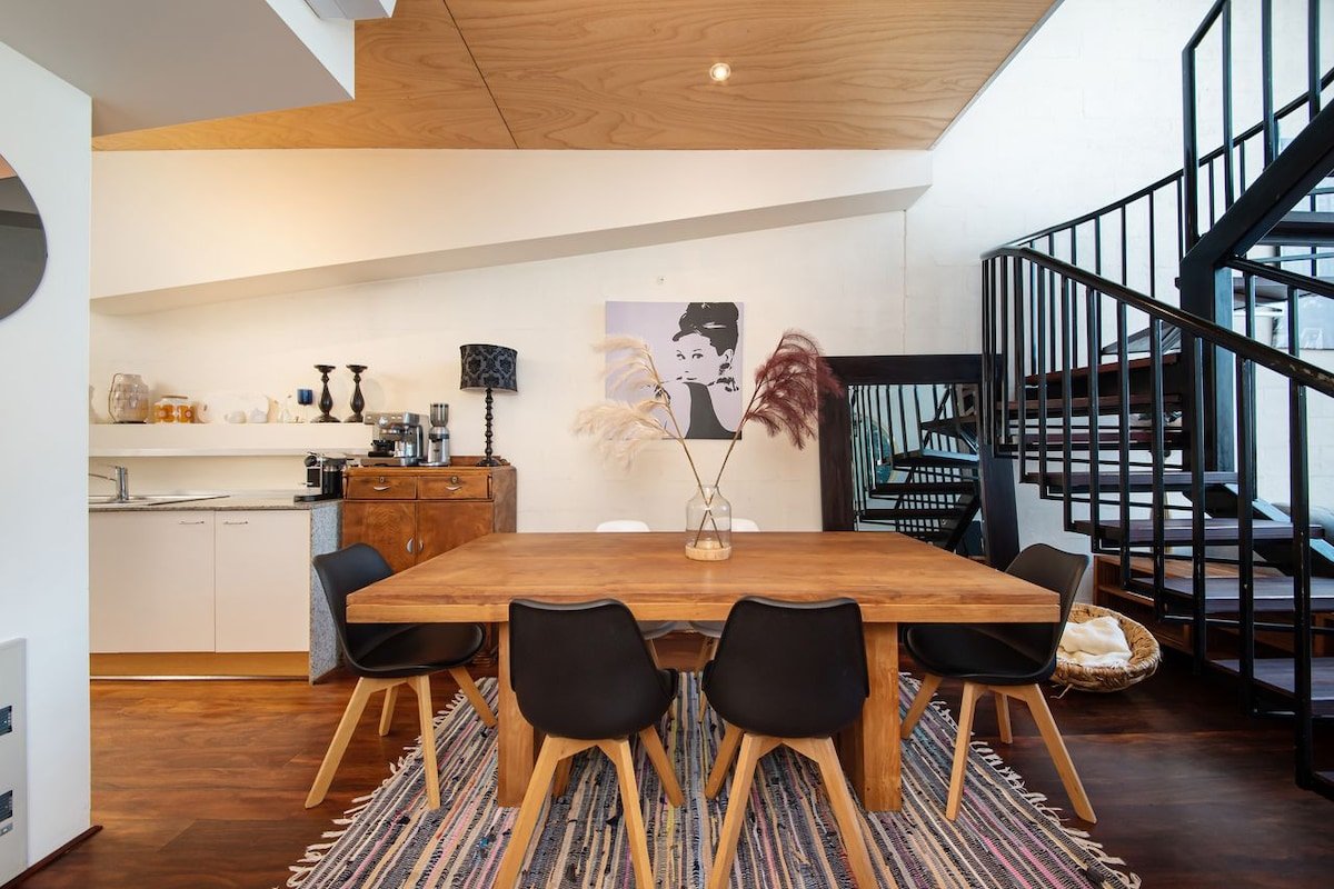 Loft Living Close to the MCG gallery image 4