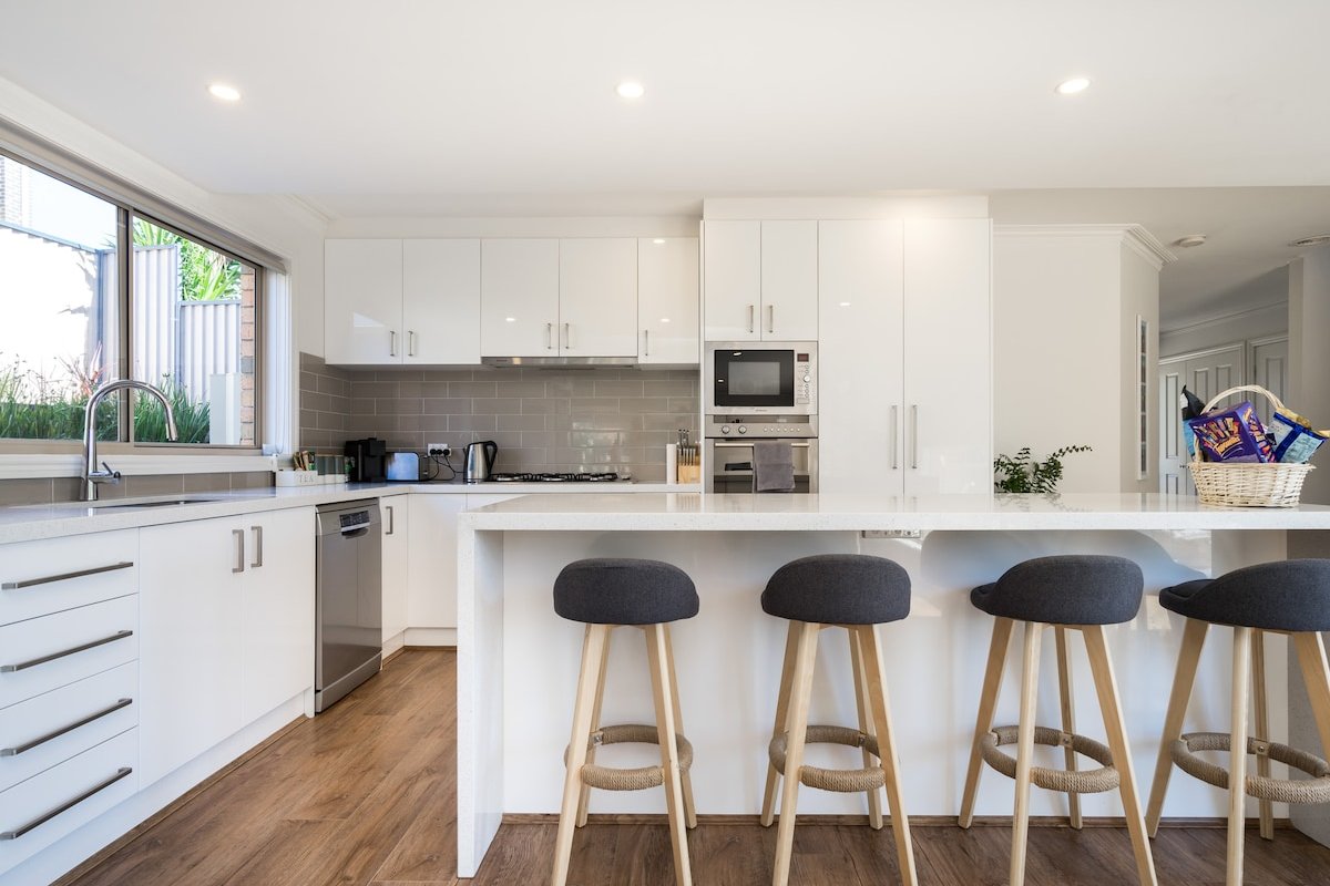 Mt Martha Delight: 6 bed, putting green, pool spa gallery image 5