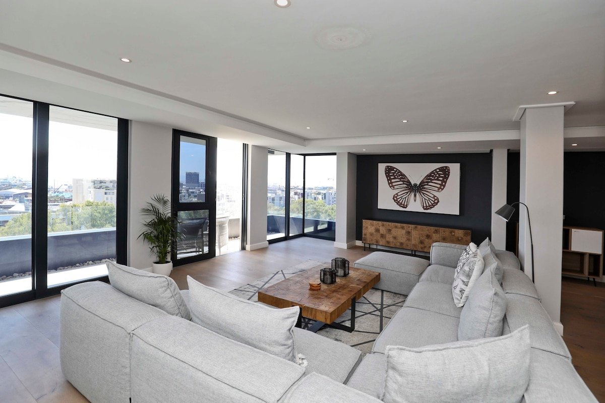 Waterfront & Stadium View Penthouse – Serviced gallery image 2