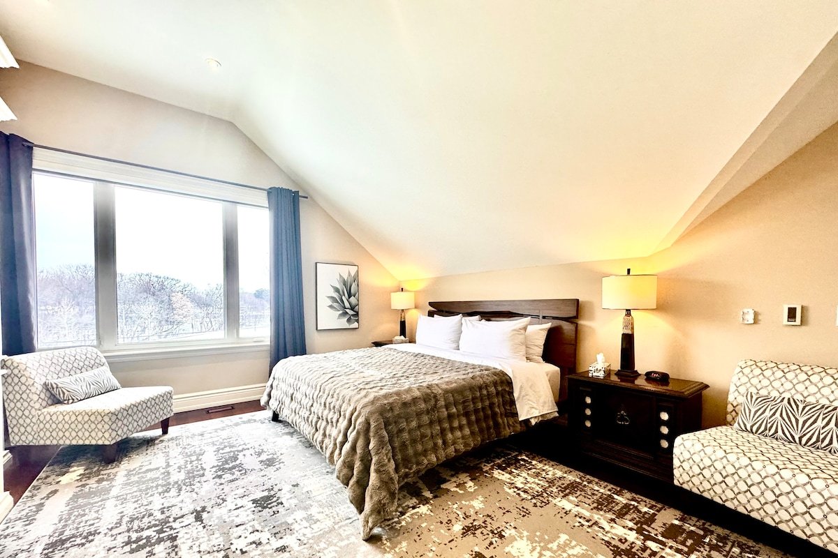 Unique House with Awe Views on Park & Creek gallery image 4