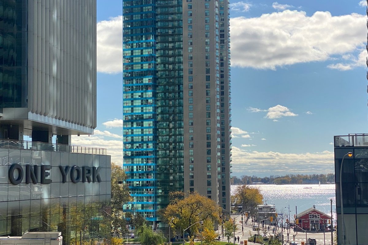 Luxury 3 bed Steps from CN/ Rogers/ Parking gallery image 3