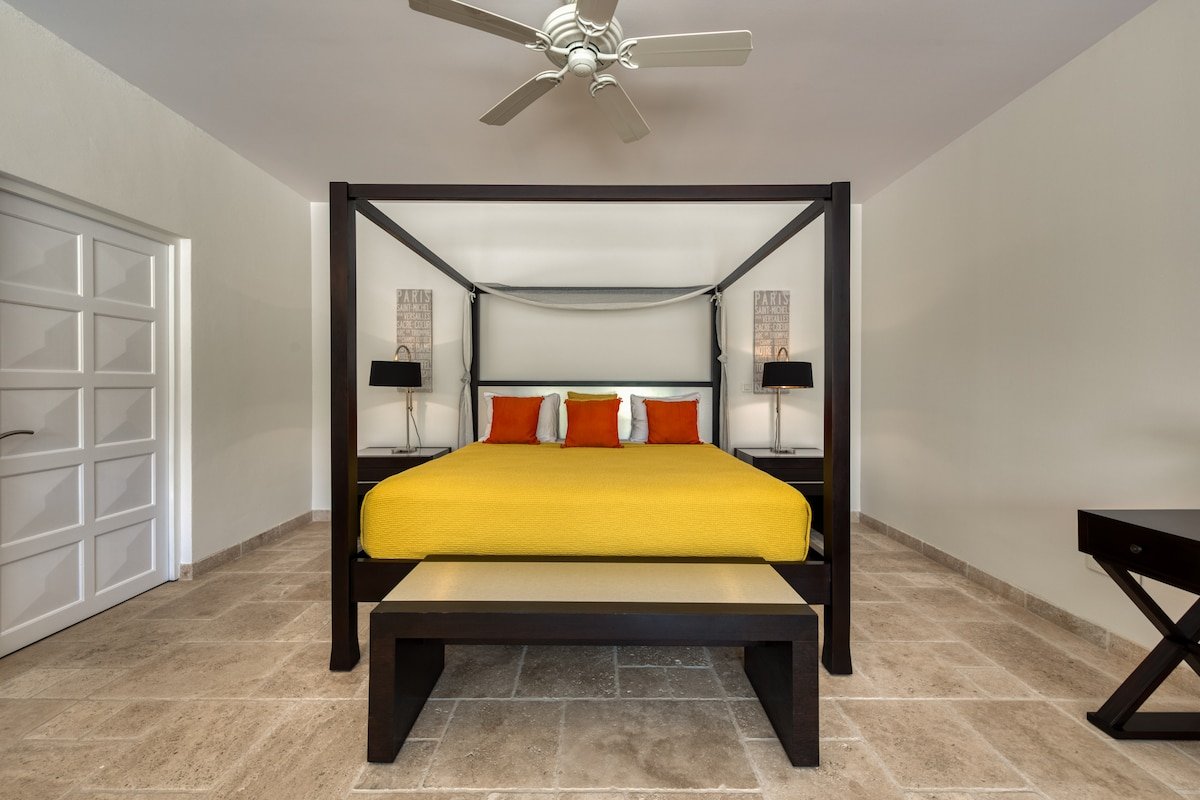 La Vie en Bleu gallery image 2