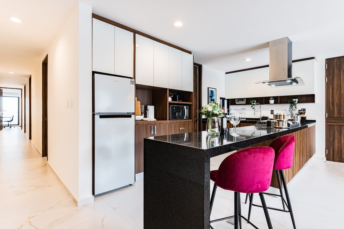 Elegant Polanco Retreat with Balcony and Workspace gallery image 4