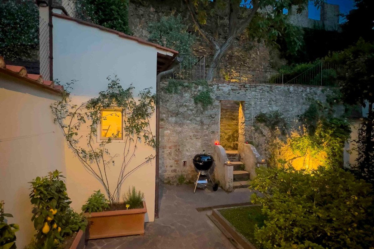 Florence Walled Garden by Tom: Top Floor gallery image 2