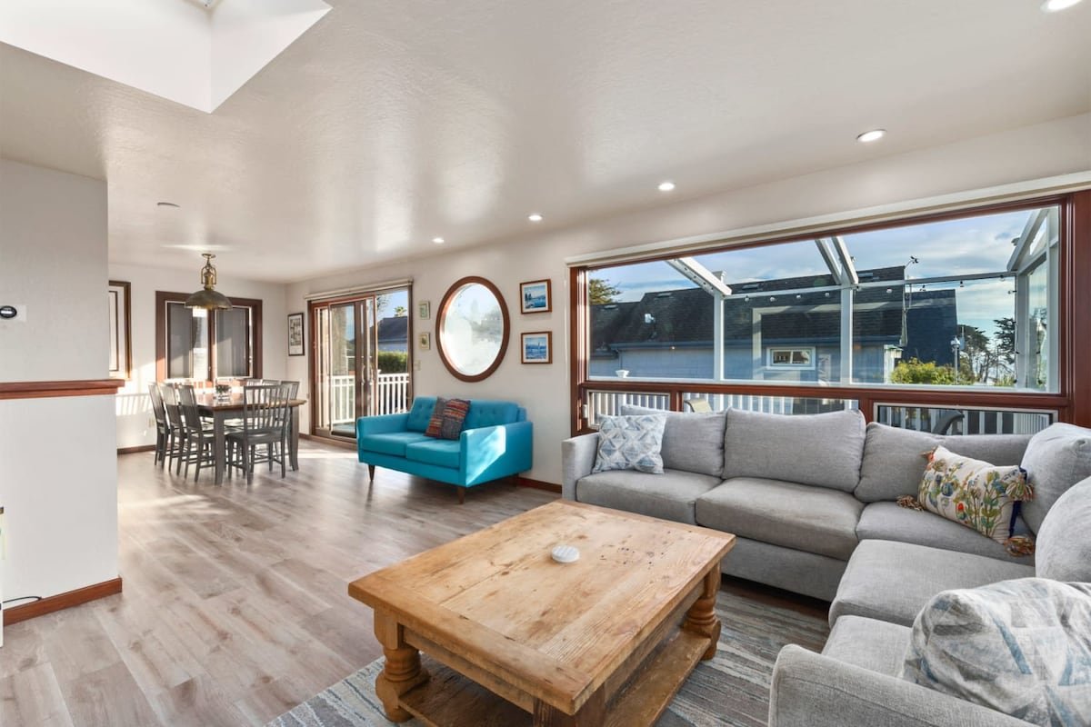 Harbor Home – 2 blocks from the beach! gallery image 4