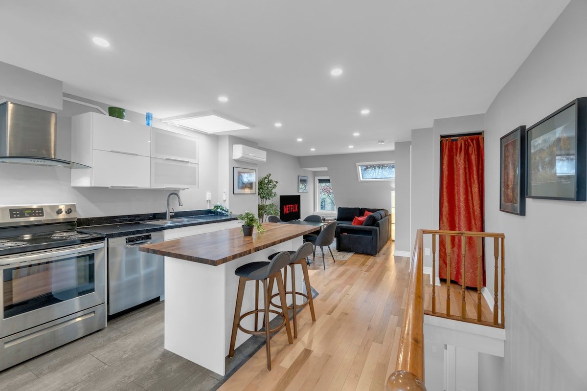 The Gallery – Designer 3BR – Downtown – Patio gallery image 2