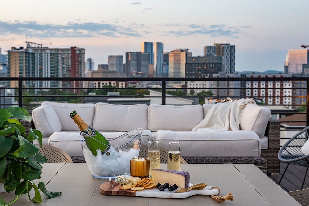 MUSIC HALL ♫ Hot Tub/Stage/Rooftop/Walk to Gulch! gallery image 2