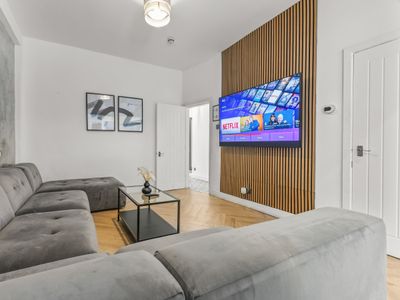 Modern City Townhouse with Free Street Parking